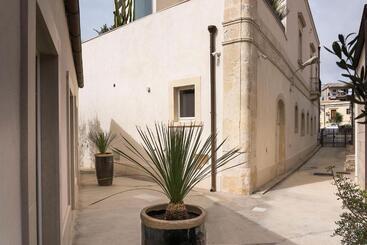 Byssus Suites