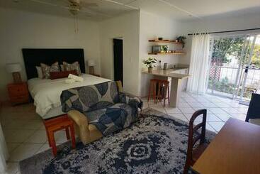 پانسیون The Yellow Door Guesthouse