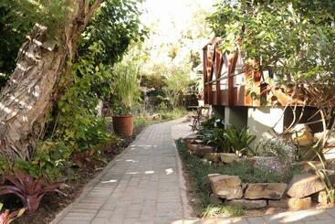 پانسیون The Yellow Door Guesthouse