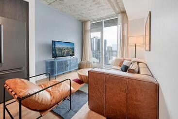 Upscale Rainey St Condo Homes   Peloton, Gym, Rooftop Pool, Wifi Included