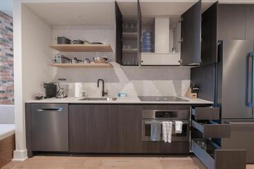 Upscale Rainey St Condo Homes   Peloton, Gym, Rooftop Pool, Wifi Included