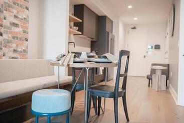 Upscale Rainey St Condo Homes   Peloton, Gym, Rooftop Pool, Wifi Included