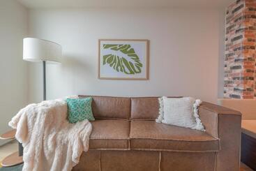 Upscale Rainey St Condo Homes   Peloton, Gym, Rooftop Pool, Wifi Included
