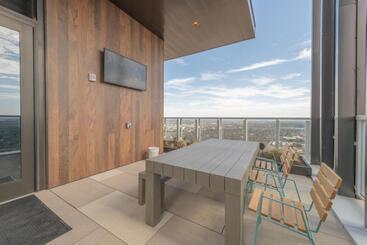 Upscale Rainey St Condo Homes   Peloton, Gym, Rooftop Pool, Wifi Included