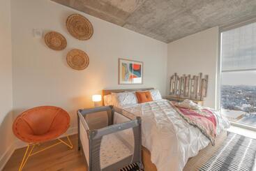 Upscale Rainey St Condo Homes   Peloton, Gym, Rooftop Pool, Wifi Included