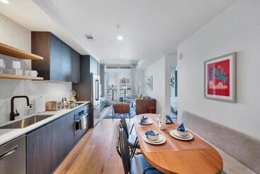Upscale Rainey St Condo Homes   Peloton, Gym, Rooftop Pool, Wifi Included