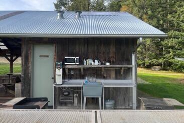 هتل Lopez Farm Cottages & Tent Camping