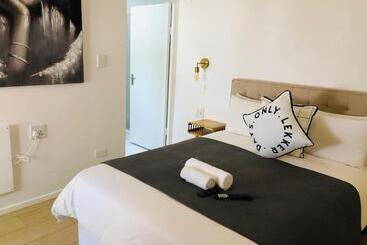 تختخواب و صبحانه Bluebanana Lodge