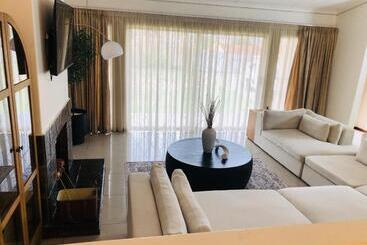 تختخواب و صبحانه Bluebanana Lodge