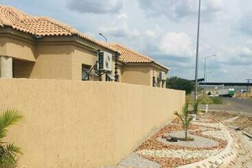 تختخواب و صبحانه Infinity Bnb Gaborone