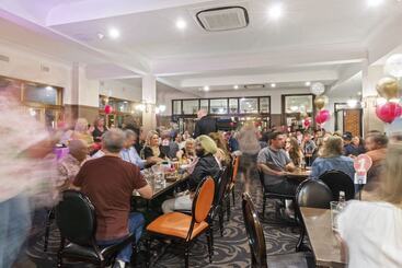 هتل Queanbeyan Canberra
