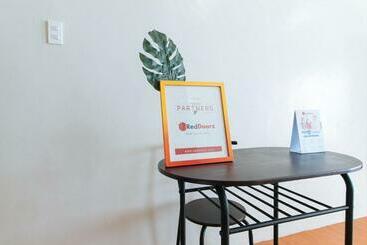 Reddoorz Hostel @ Molino Beach Resort