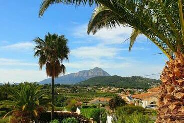تختخواب و صبحانه Little Bali Javea