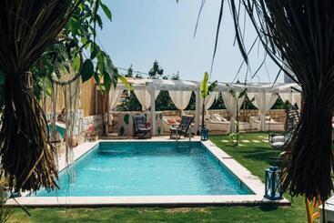 Londi̇a Otel