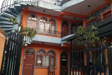 پانسیون Paramount Guest House