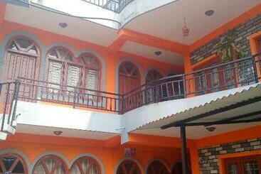 پانسیون Paramount Guest House