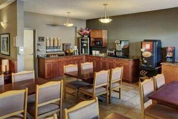 Отель Lakeview Inns & Suites  Fort Nelson