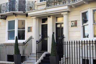 هتل Square Townhouse