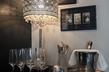 هتل Square Townhouse