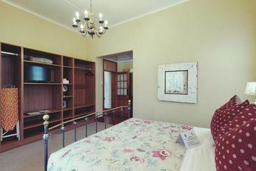 پانسیون Acorn Guest House
