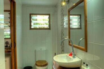 استراحتگاه Deco Stop Lodge