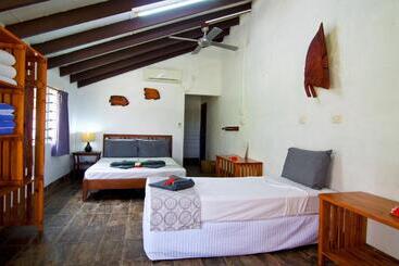 استراحتگاه Deco Stop Lodge