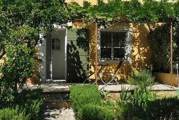 تختخواب و صبحانه Villa Xanadu