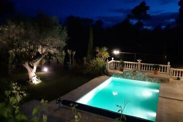 تختخواب و صبحانه Villa Xanadu