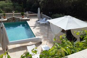 تختخواب و صبحانه Villa Xanadu