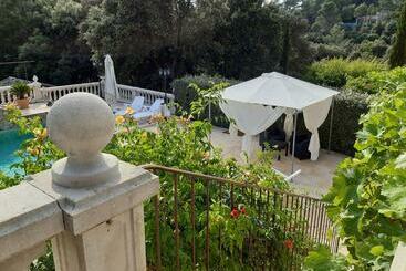 تختخواب و صبحانه Villa Xanadu