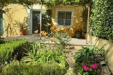 تختخواب و صبحانه Villa Xanadu