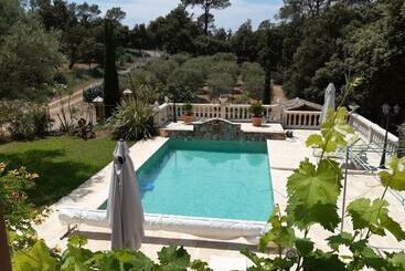تختخواب و صبحانه Villa Xanadu