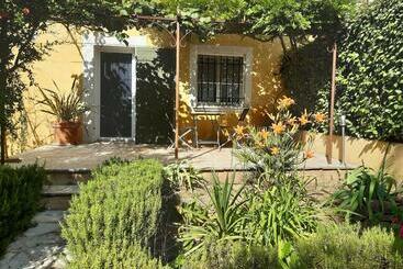 تختخواب و صبحانه Villa Xanadu