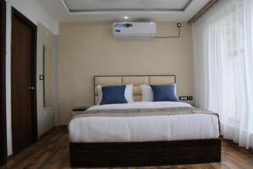M K Hotel And Restaurant