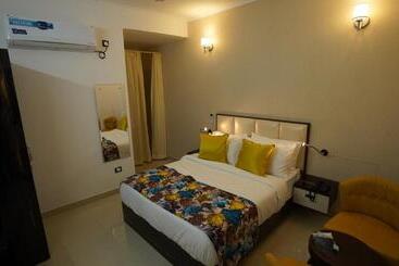 M K Hotel And Restaurant