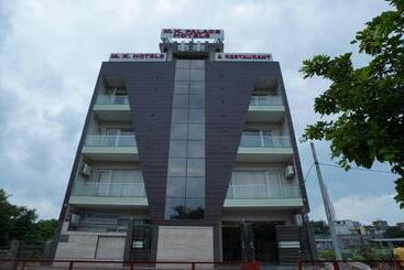 M K Hotel And Restaurant