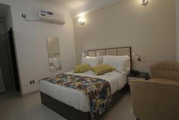 M K Hotel And Restaurant