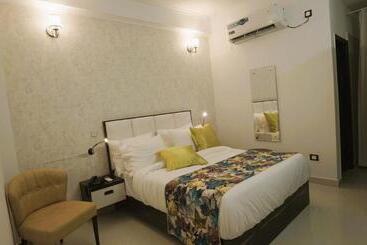 M K Hotel And Restaurant