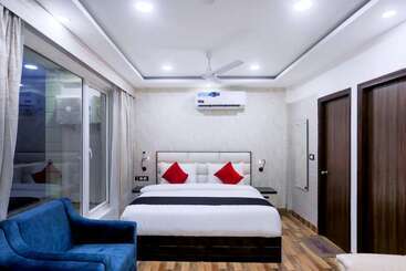 M K Hotel & Restaurant