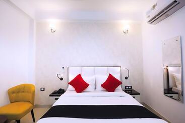 M K Hotel & Restaurant