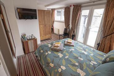 پانسیون Cornerways Guest House