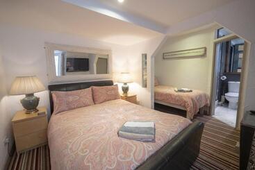 پانسیون Cornerways Guest House