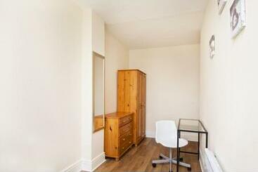 تختخواب و صبحانه Liverpool City Stays Economy Room Close To City Centre Aa