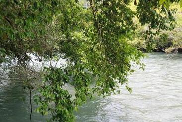 هاستل Yaxlik River Lodge