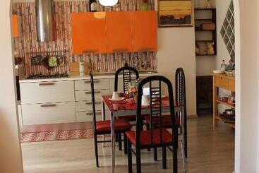 تختخواب و صبحانه Odeon Rooms
