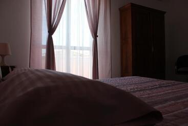 تختخواب و صبحانه Odeon Rooms