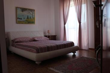 تختخواب و صبحانه Odeon Rooms