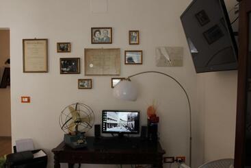 تختخواب و صبحانه Odeon Rooms