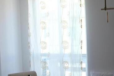 تختخواب و صبحانه Odeon Rooms