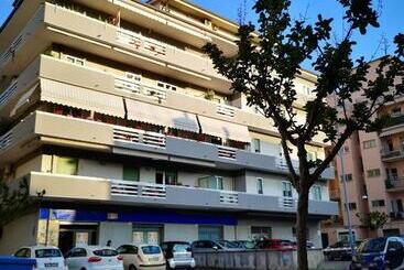 تختخواب و صبحانه Odeon Rooms
